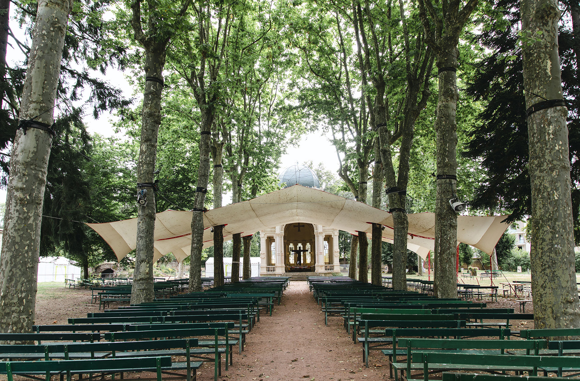 Rassemblement pèlerins Paray le monial structures