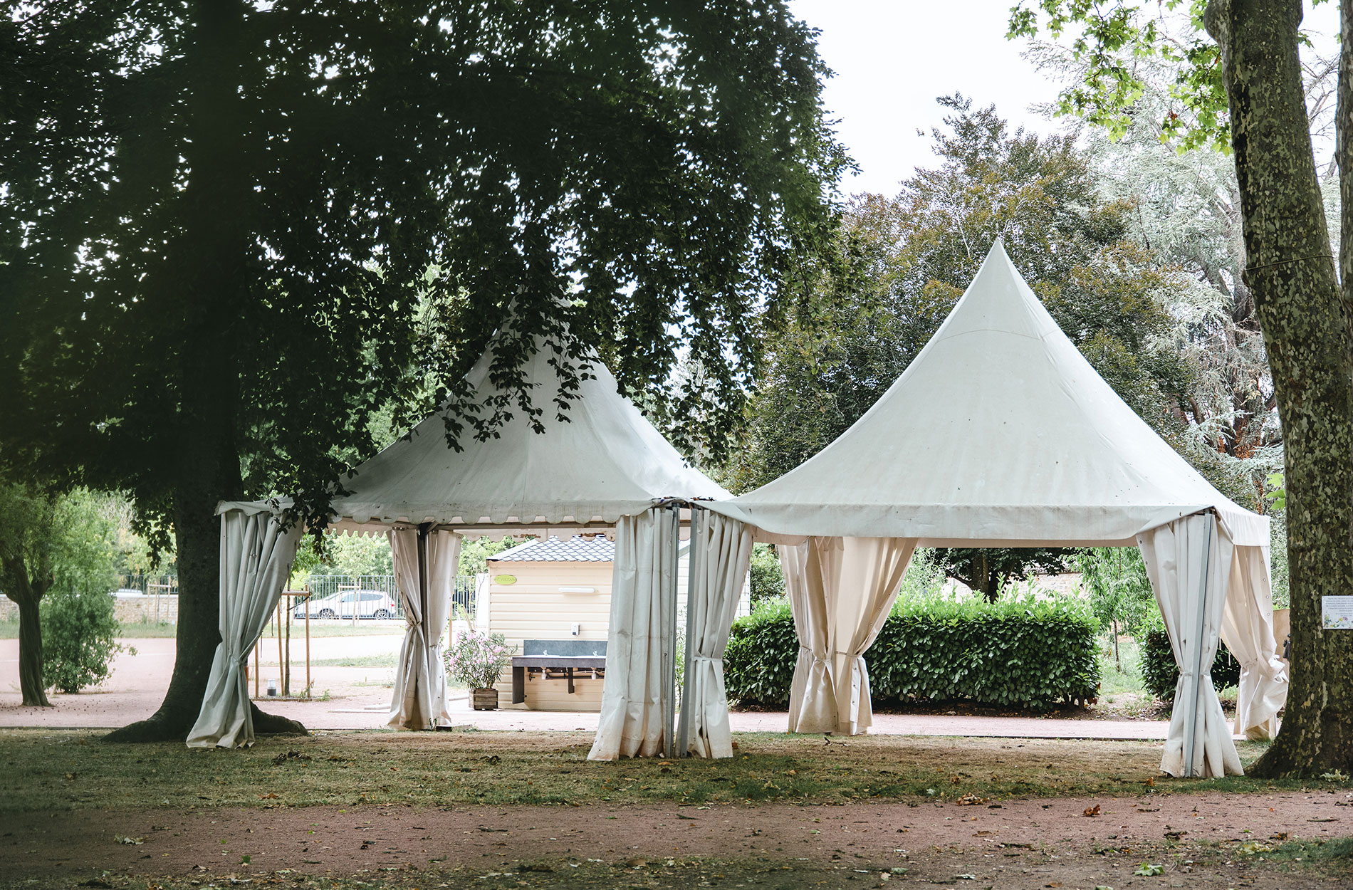 Rassemblement pèlerins Paray le monial garden structures