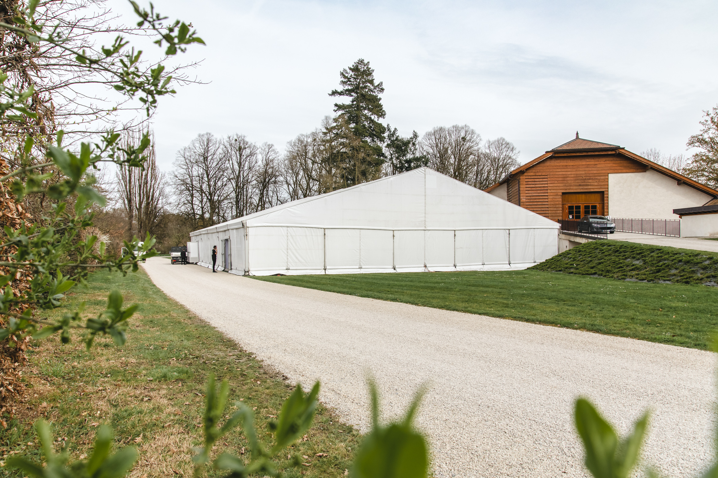 vue extérieure tente événementielle - Gala Franck Muller 