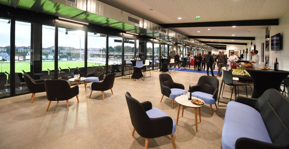 Agencement de l'espace réceptif du stade Maurice David