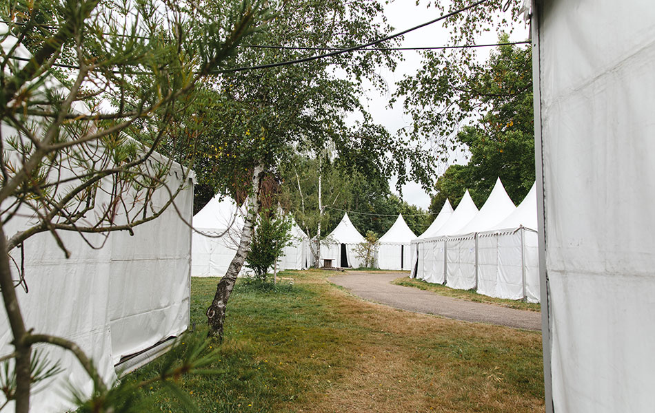 Rassemblement pèlerins Paray le monial garden