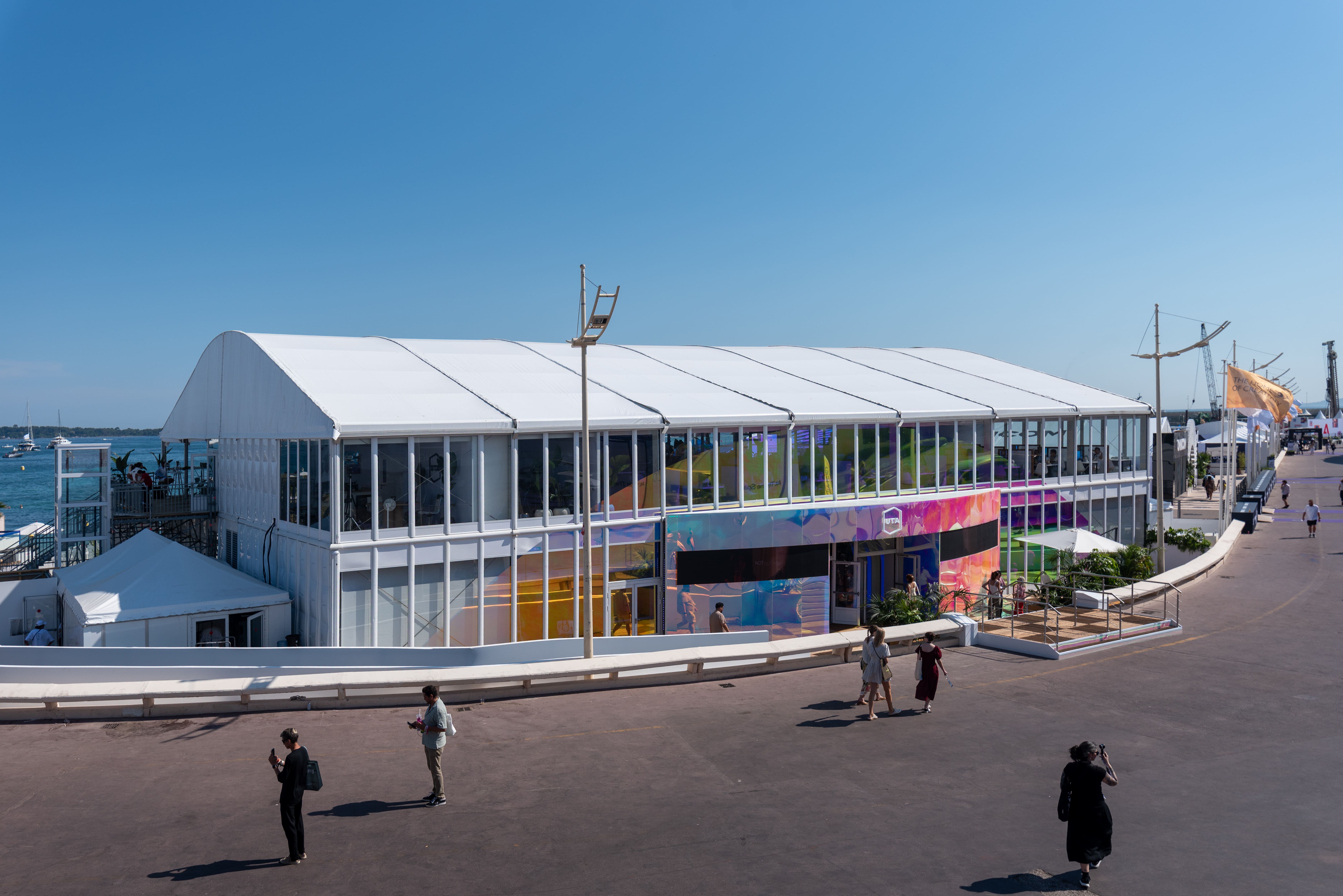 CANNES LIONS 2026_Structure premium double étage sur la plage