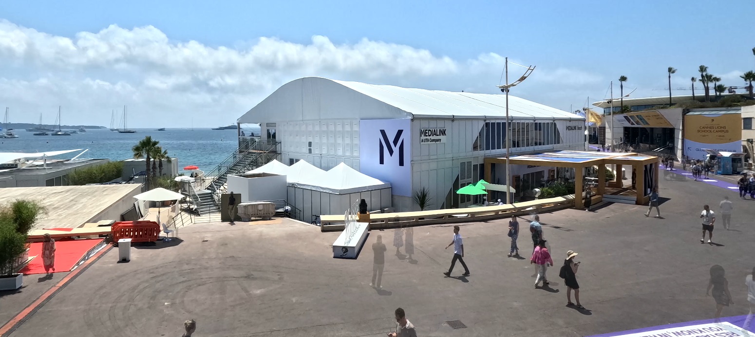 CANNES LIONS 2025_Structure premium double étage sur la plage