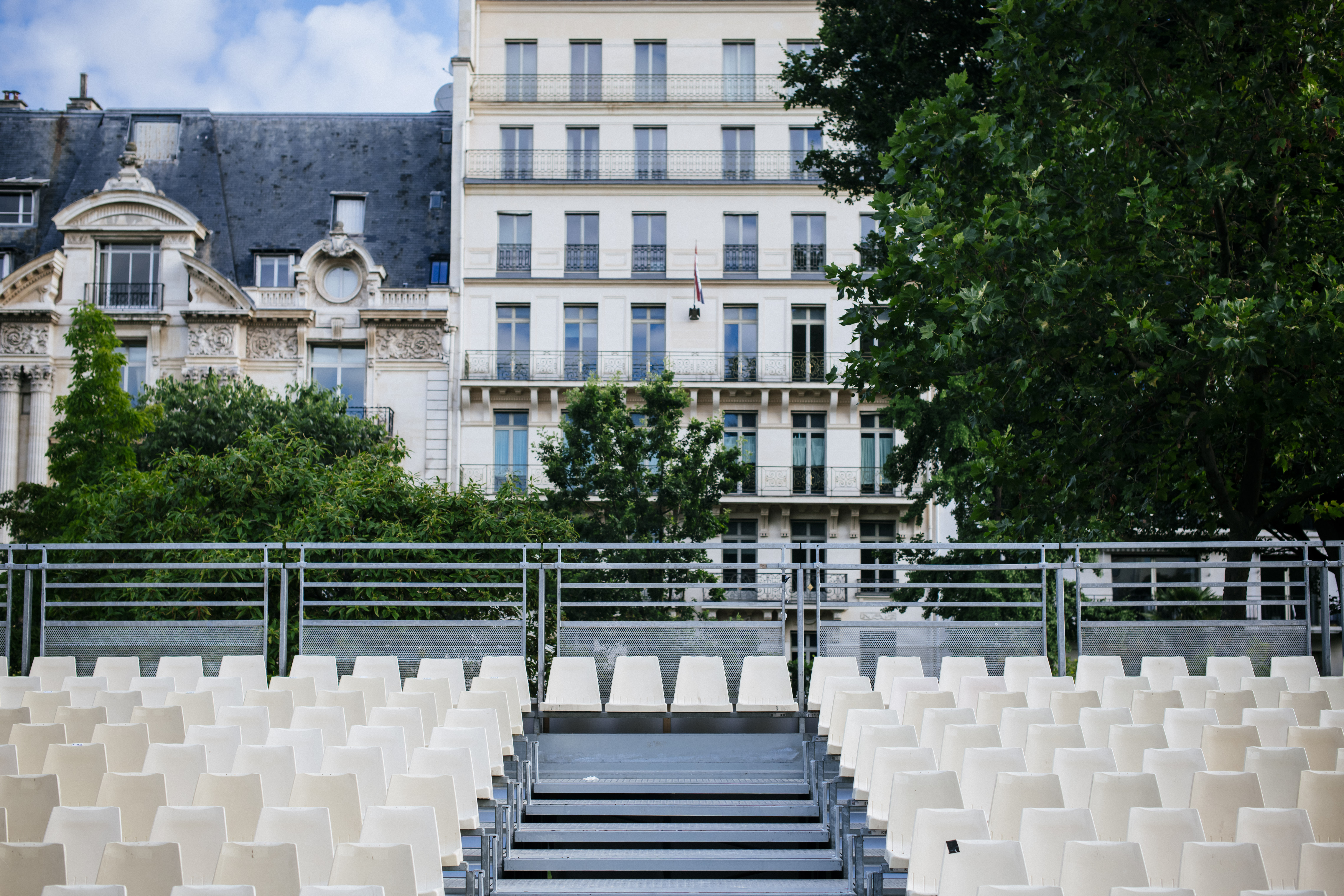  tribune - défilé du 14 juillet