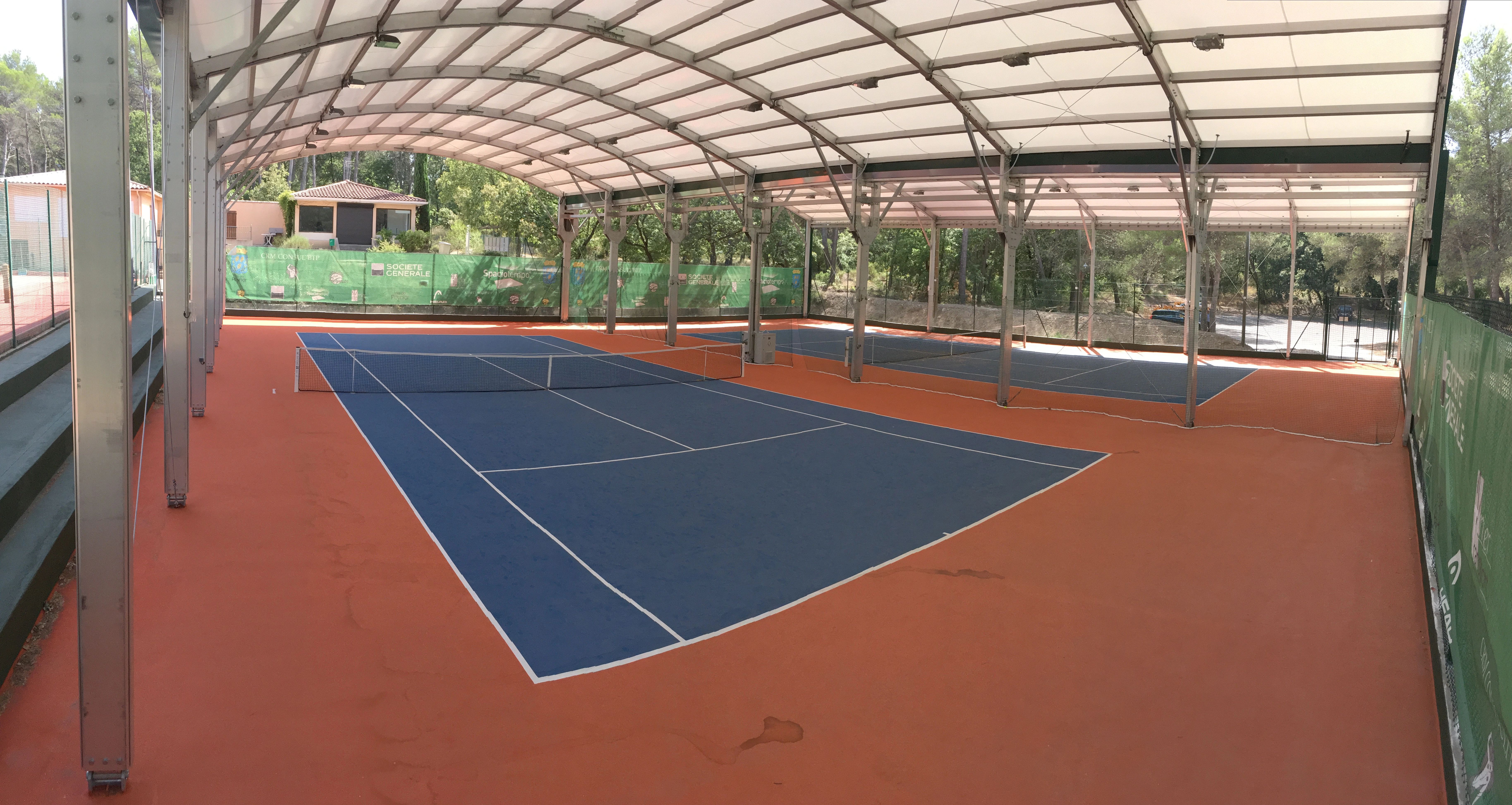 Terrain de tennis